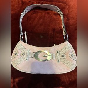 Hello besties, I’m selling this beautiful pink bag guess